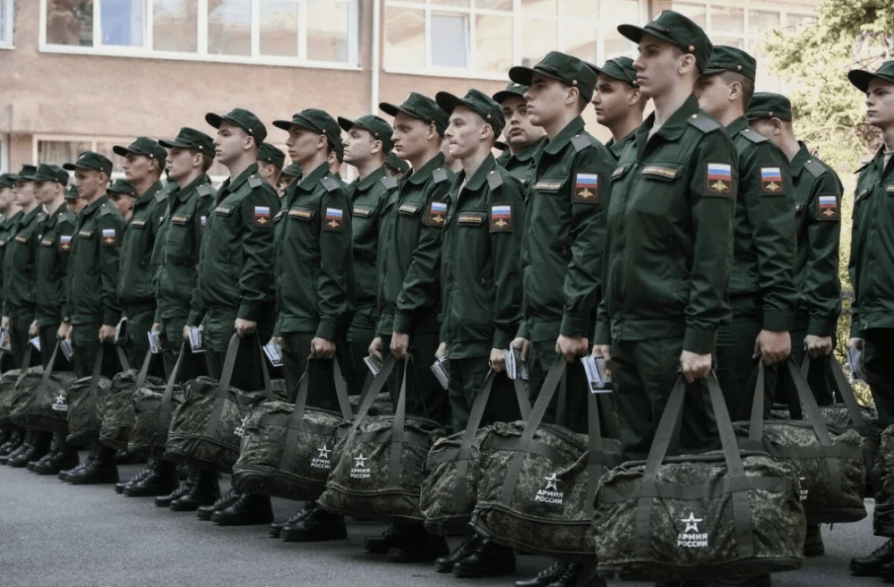 Требовать от призывников подписаться под допуском к гостайне незаконно. Это грозит уголовным делом и запретом на выезд — эксперт