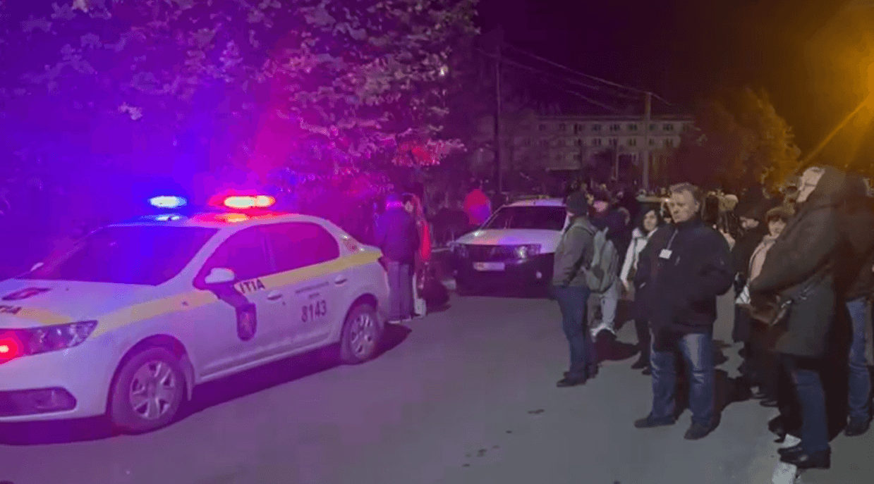 Слежка за избирателями, трансграничные «карусели» и «минирование» консульств по всей Европе. Как проходят выборы президента Молдовы