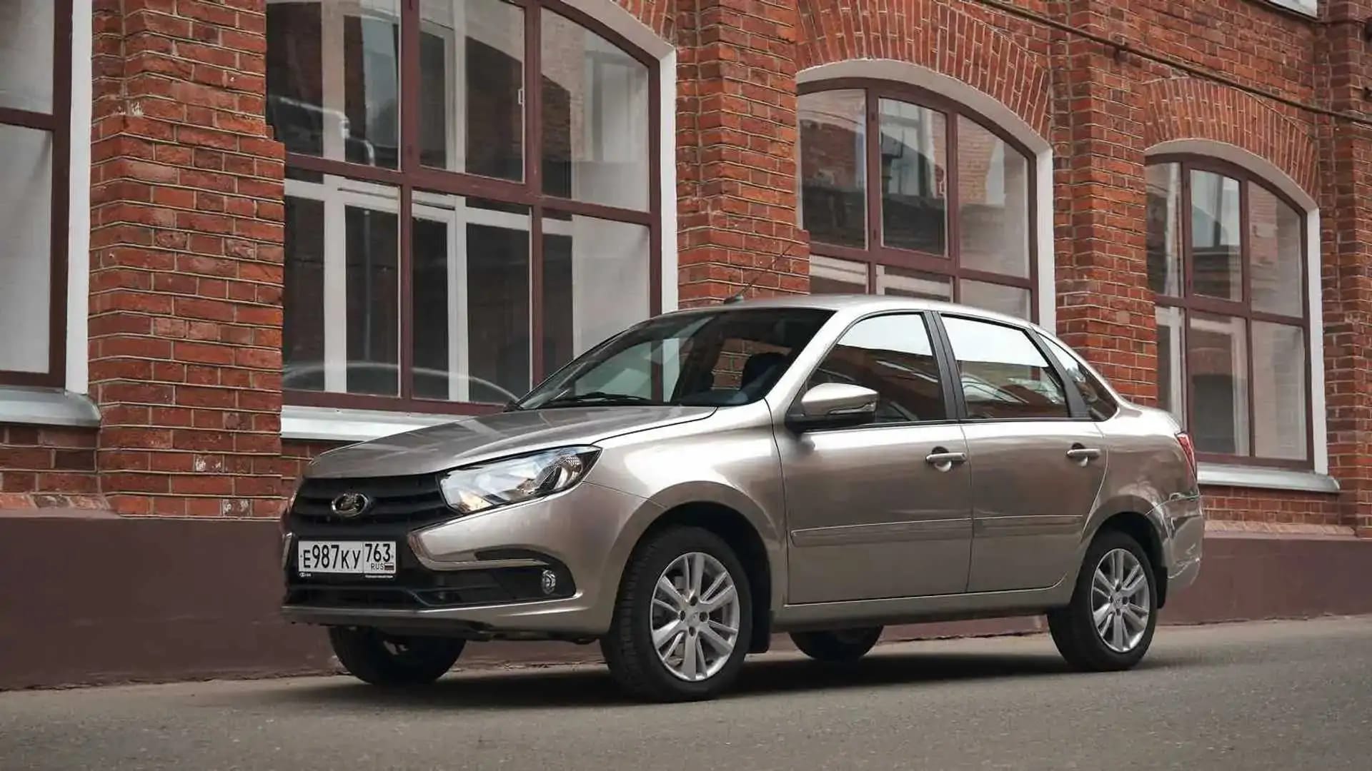 Продажи новых легковых автомобилей в России выросли на 50% и показали лучший результат за пять лет. Лидеры рынка — LADA и «китайцы»
