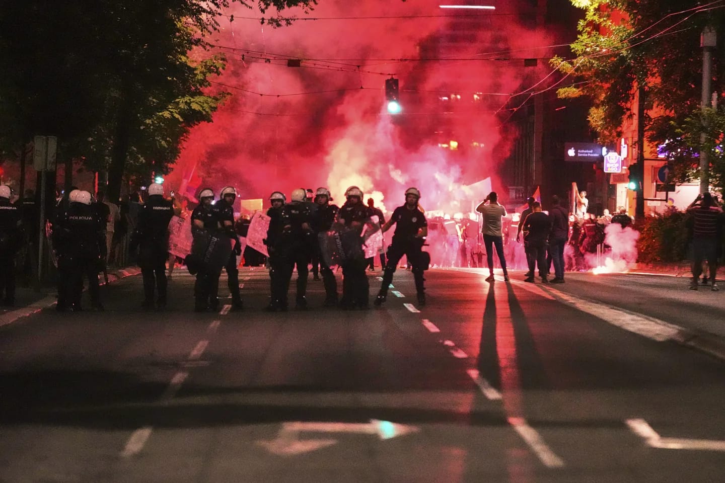 В Белграде прошла крупнейшая за последние месяцы акция протест против Вучича. После митинга задержаны десятки человек