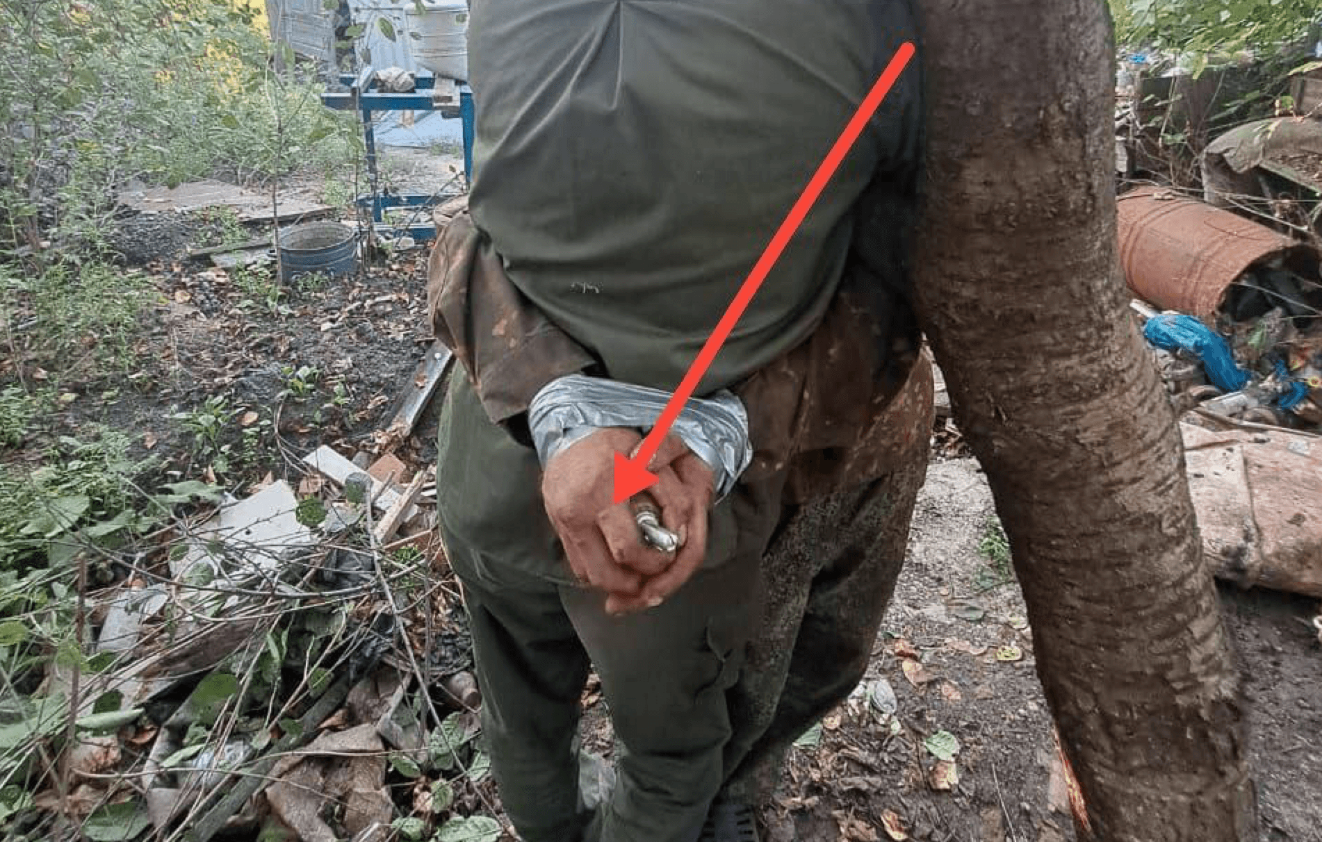 Pro-war Russian blogger posts image depicting two Ukrainian POWs facing what appears to be preparations for an extrajudicial execution