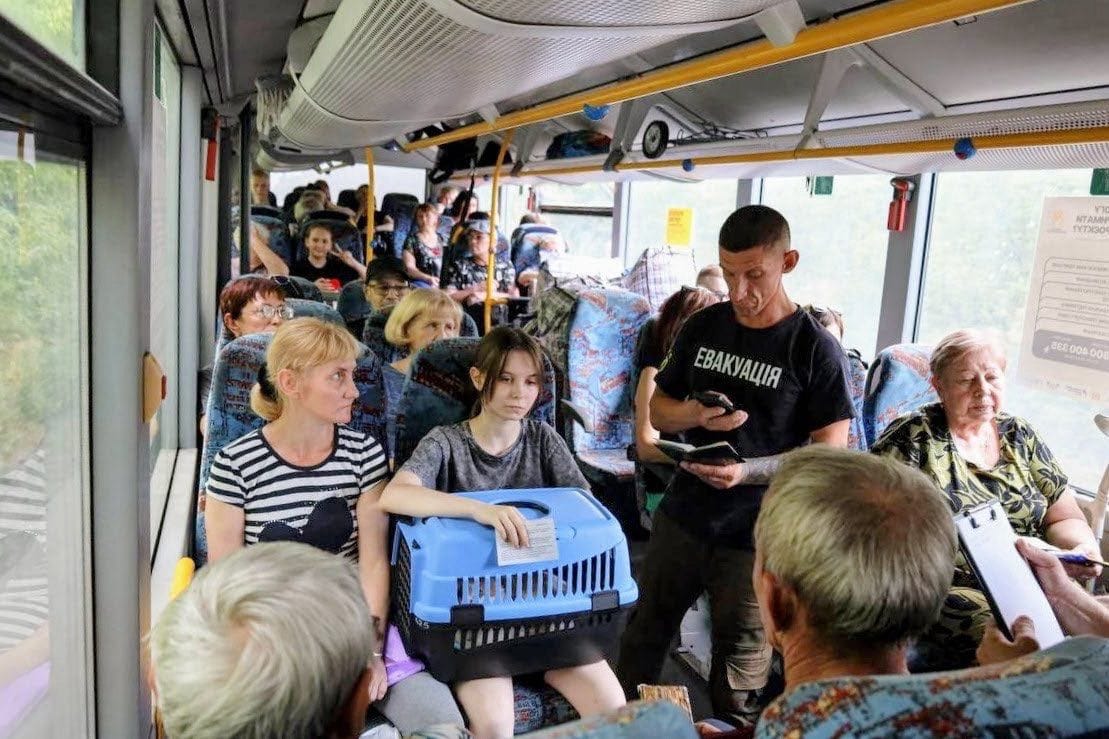 «Дроны летают прямо над магазинами». Как люди выезжают с Днепропетровщины, куда сейчас пытается прорваться российская армия