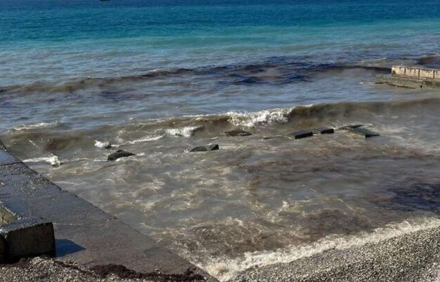 Пятно из 900 тонн мазута приближается к берегам Тамани и Темрюка — губернатор Краснодарского края