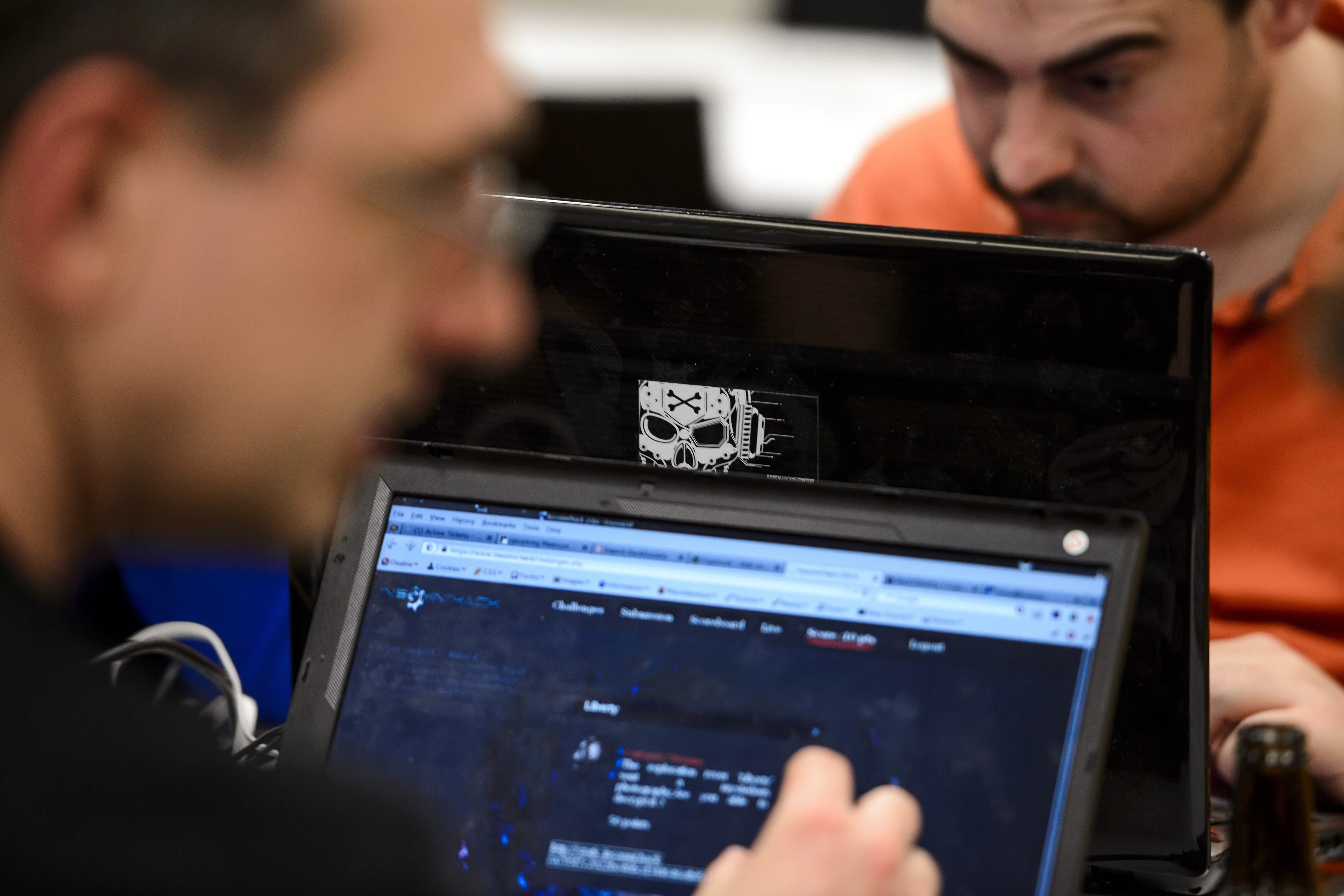 Великобритания ввела санкции против ГРУ и хакеров из расследований The Insider