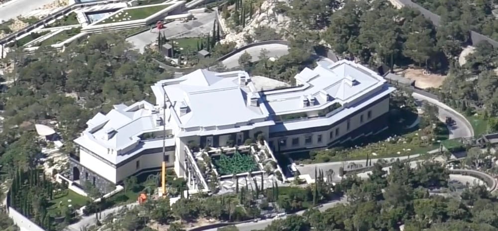 ФБК показал новый дворец Путина в Крыму. Там есть своя операционная с аппаратами для колоноскопии и ИВЛ