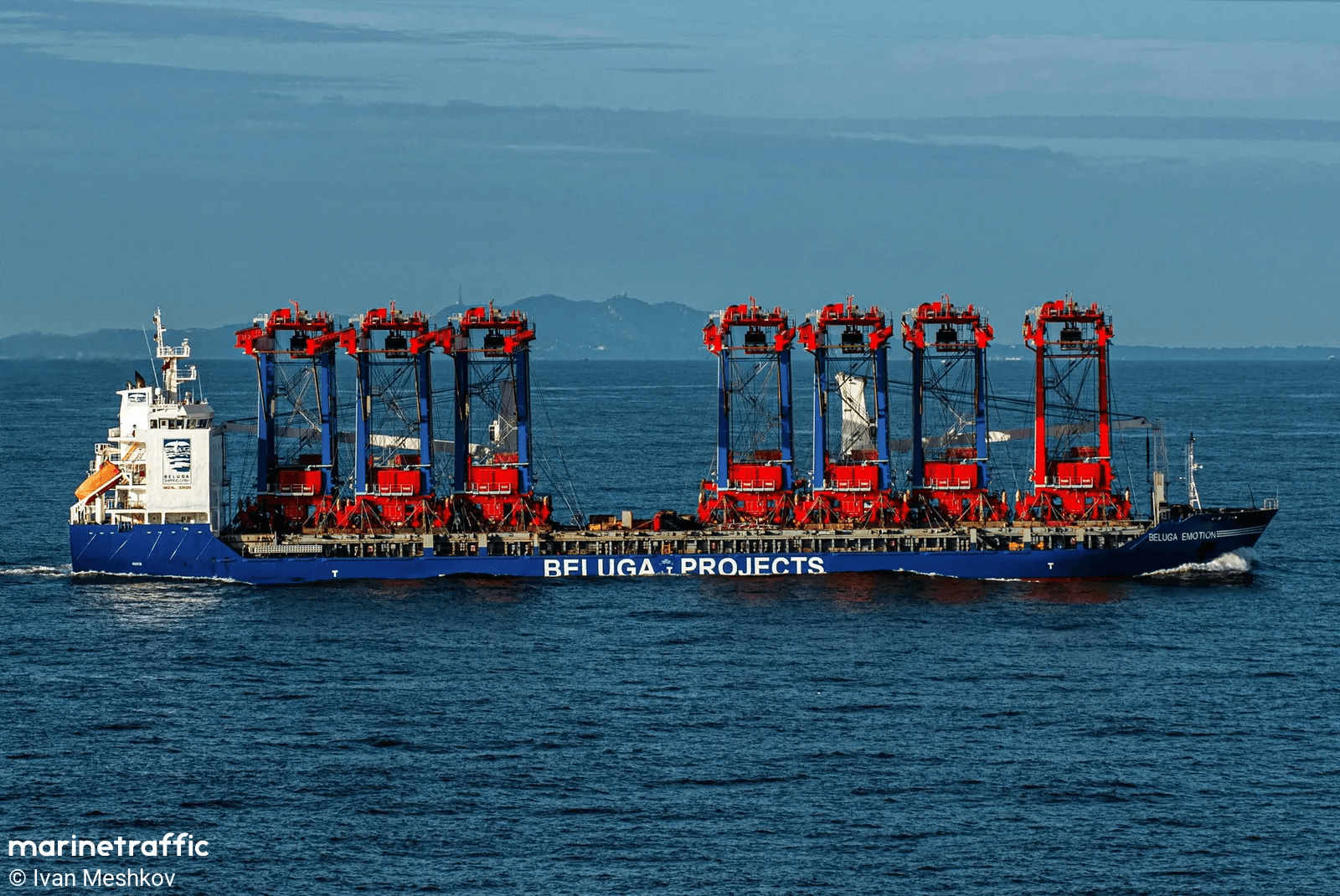 Вертолет британского флота прогнал российское судно, стоявшее у подводных интернет-кабелей, которые соединяют Королевство с ЕС и США