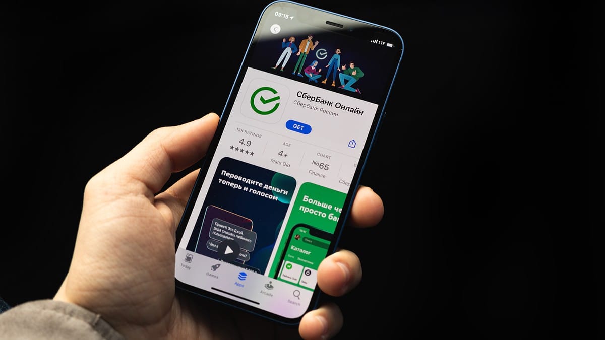 ФСБ запретила вносить в белые списки приложения банков, которые не установили систему для хранения переписок — РБК