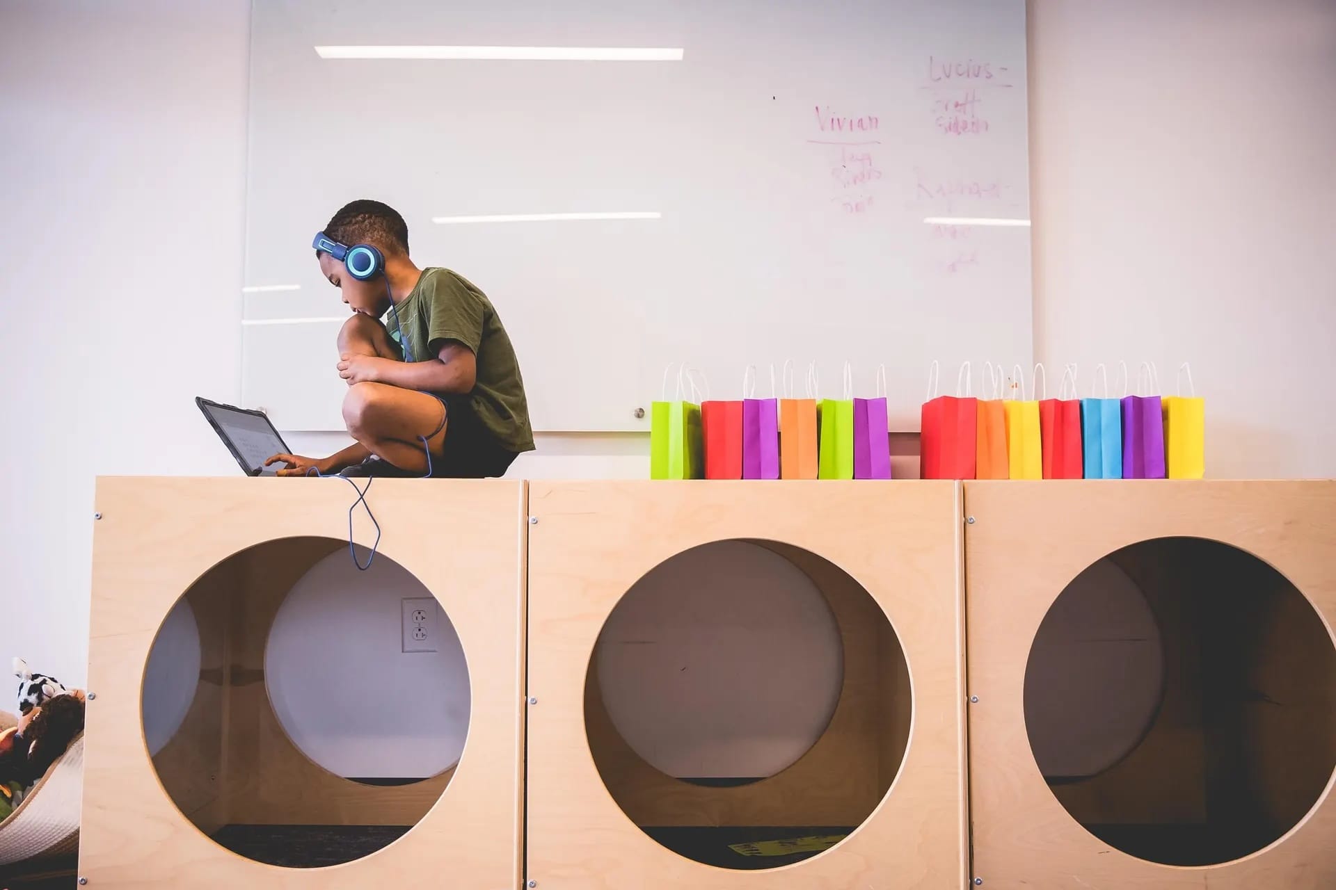 В американской «школе будущего на основе искусственного интеллекта» Alpha School детей обучают на материалах с ИИ-галлюцинациями — 404 media