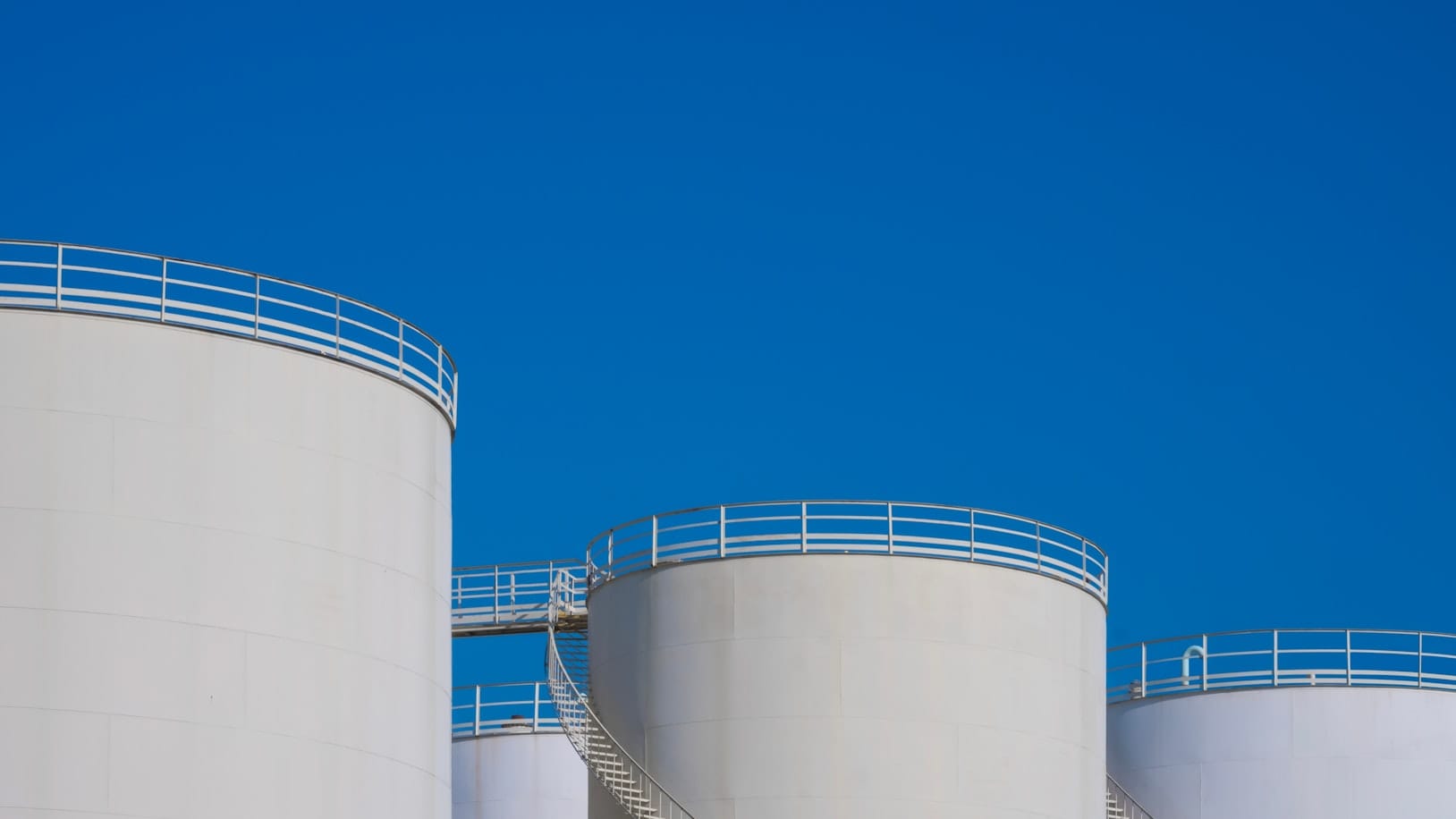 Международное энергетическое агентство выпустит на рынок 400 млн баррелей нефти. Это крупнейший объем в истории агентства