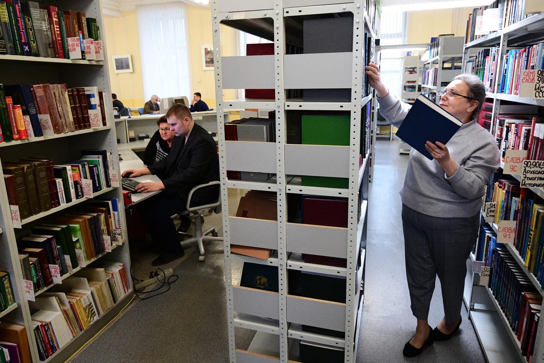 Книги, закупленные в 90-е «на деньги Сороса», убирают из библиотек. В Екатеринбурге исчезнет до трети фонда