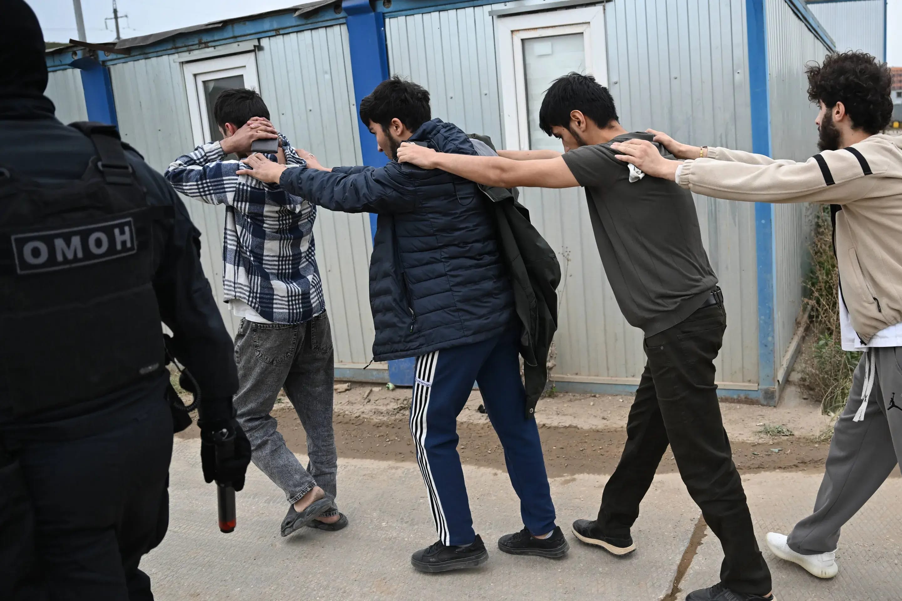 Госдума удвоит число оснований для выдворения мигрантов из России — Володин