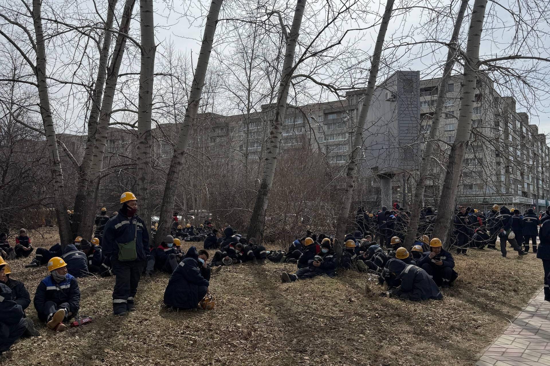 Около 200 китайских рабочих вышли протестовать в Комсомольске-на-Амуре из-за невыплаты зарплат на НПЗ. «Рабочие зажаты системой» — эксперт