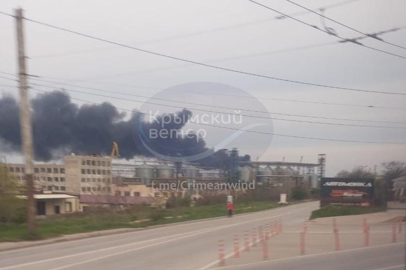 В результате ночных атак украинских БПЛА загорелись две нефтебазы, порт и два НПЗ