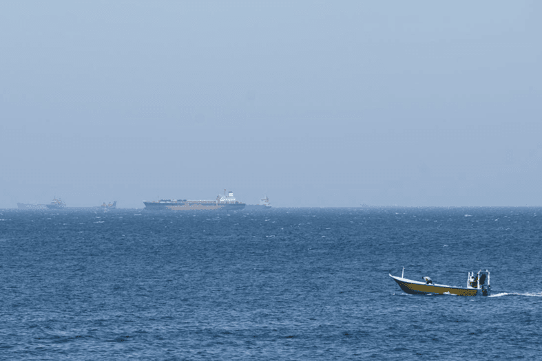 Иран атаковал американские корабли, обвинив США в нарушении перемирия — Tasnim