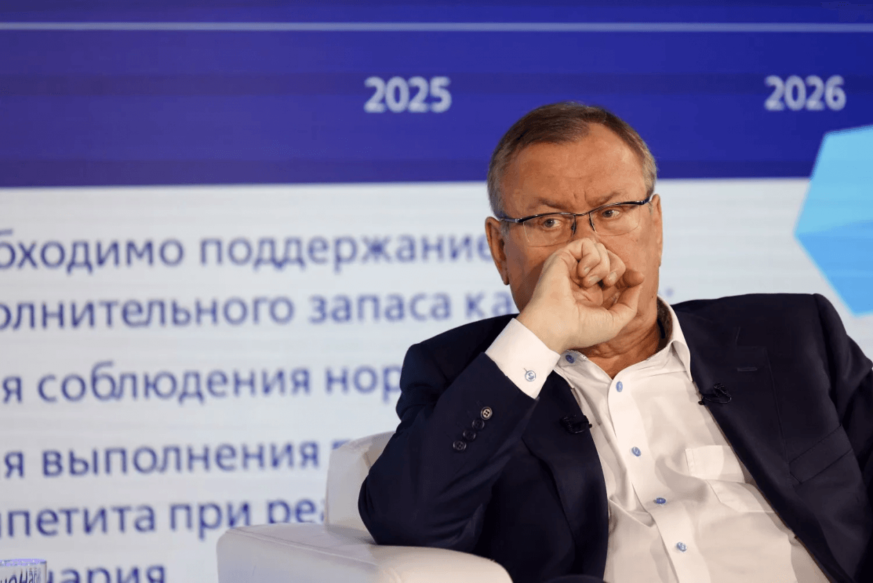 Глава ВТБ Костин сравнил экономику России с «80-летним дедом», который «занимается сексом со свистом в ушах»