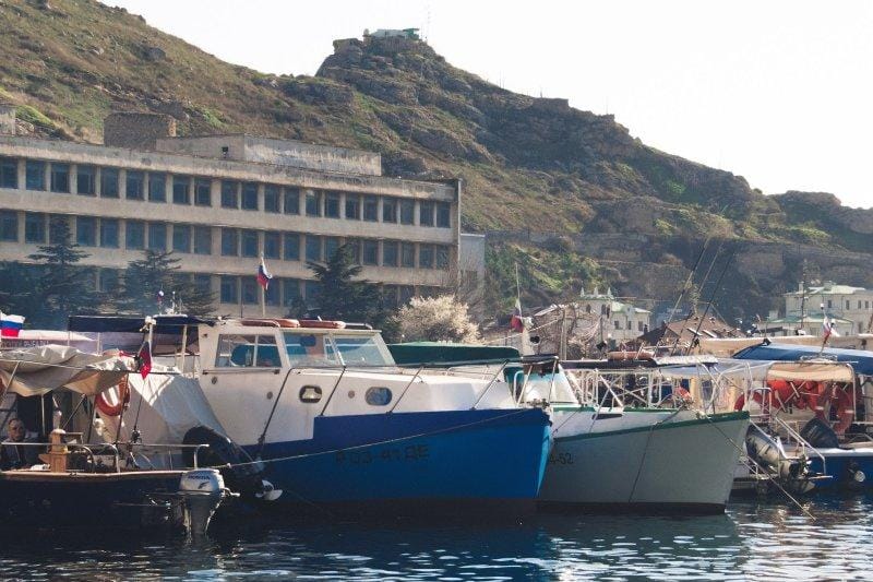 В Севастополе готовят запрет на морской туризм для малого бизнеса на фоне строительства гостинично-яхтенного проекта Ротенбергов