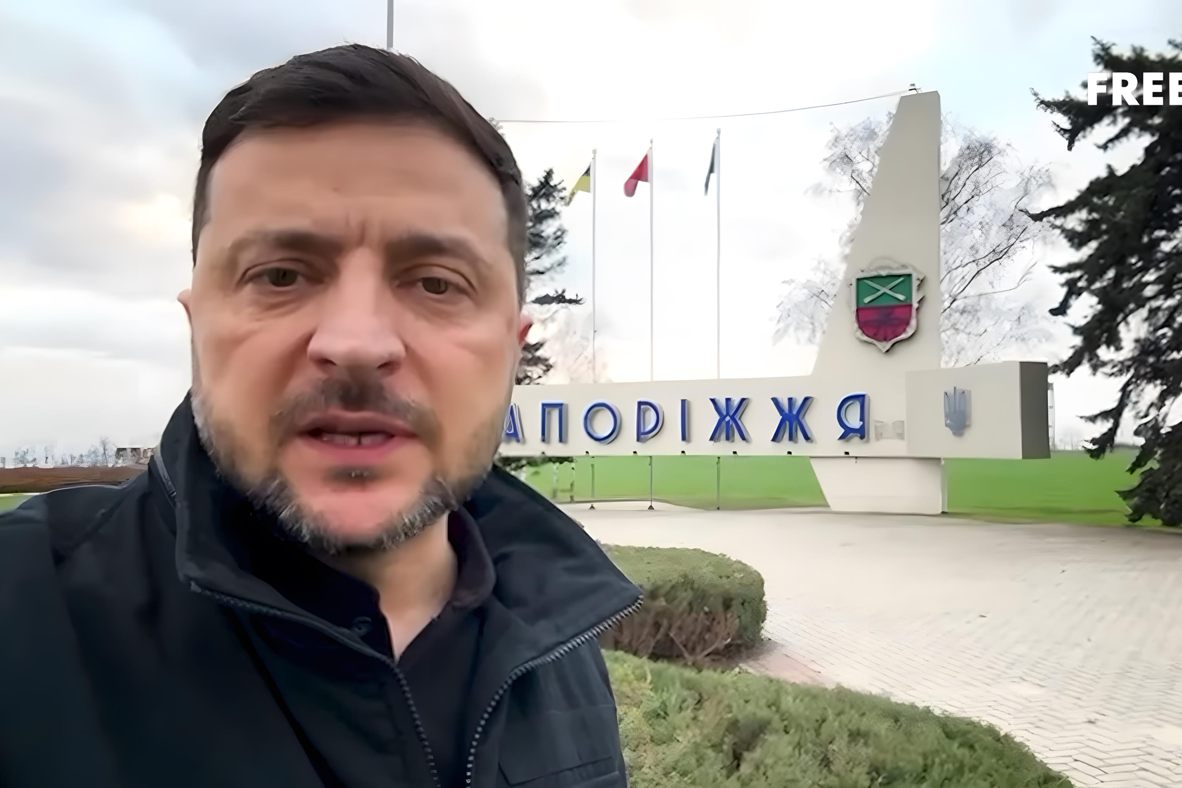 Кремлевские СМИ объявили фейком видеообращение Зеленского на фоне стелы в Запорожье. За признак фейка выдали обычную монтажную склейку
