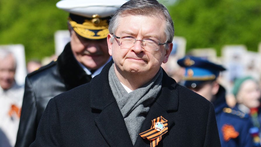 Российского посла в Польше облили красной краской, когда он хотел возложить цветы к мемориалу советских солдат