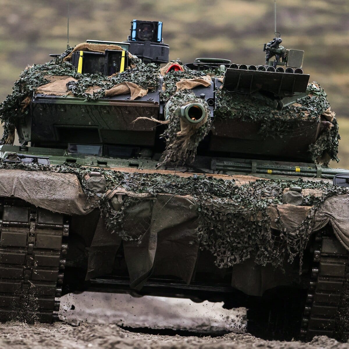 Фейк кремлевских СМИ: российские военные под Херсоном захватили и утопили в болоте танк Leopard