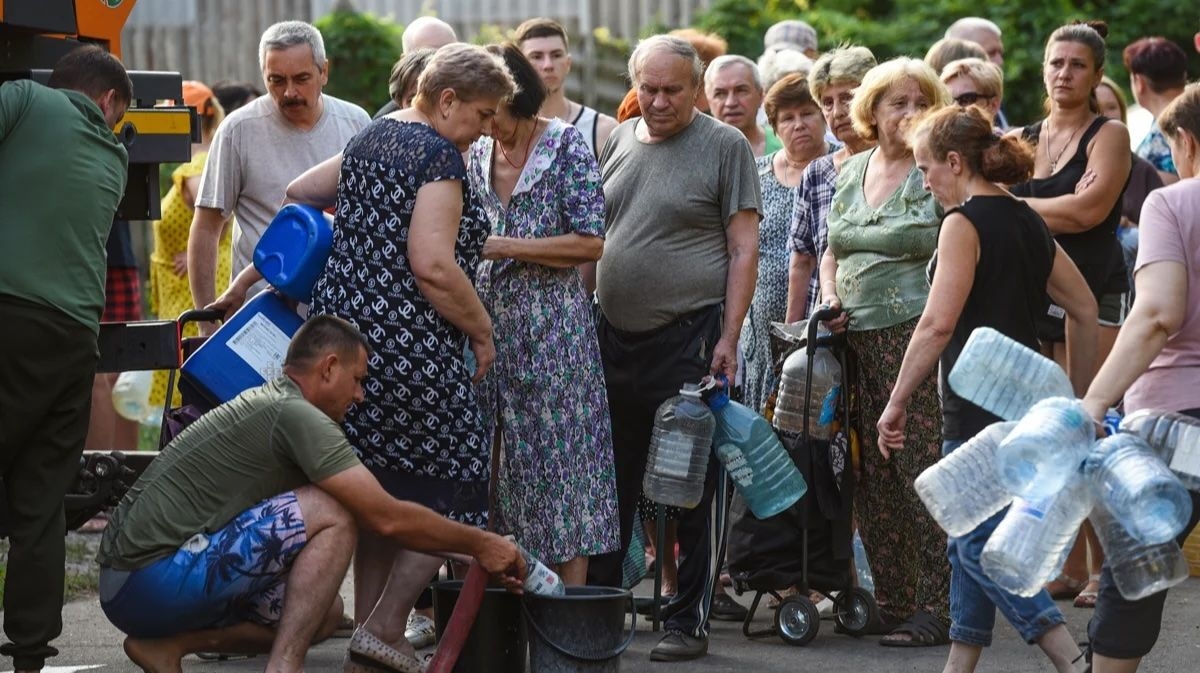 A queue for water in Donetsk in 2025