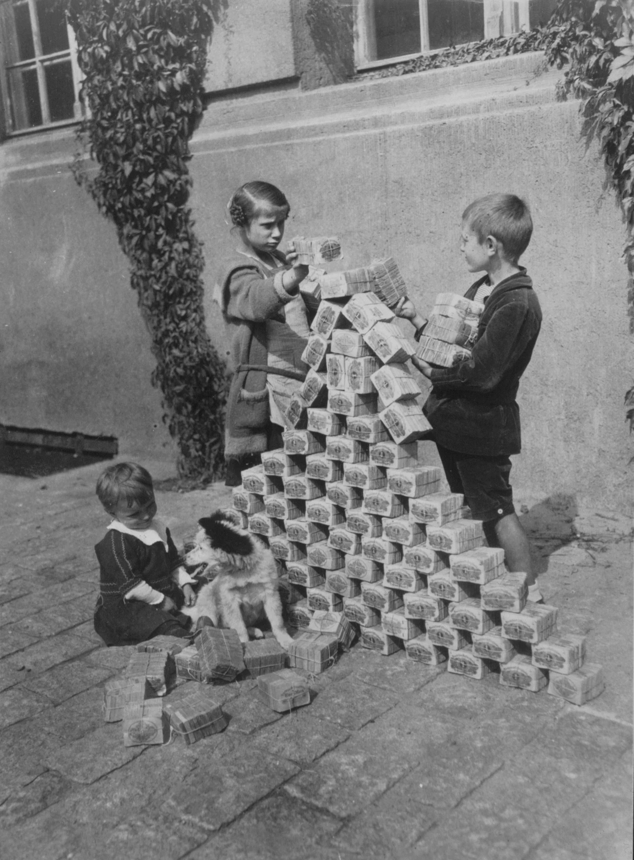 Дети играют обесценившимися банкнотами, 1923