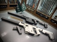 Карабины Kriss Vector CRB на стойке российского магазина «Орел», август 2023 года