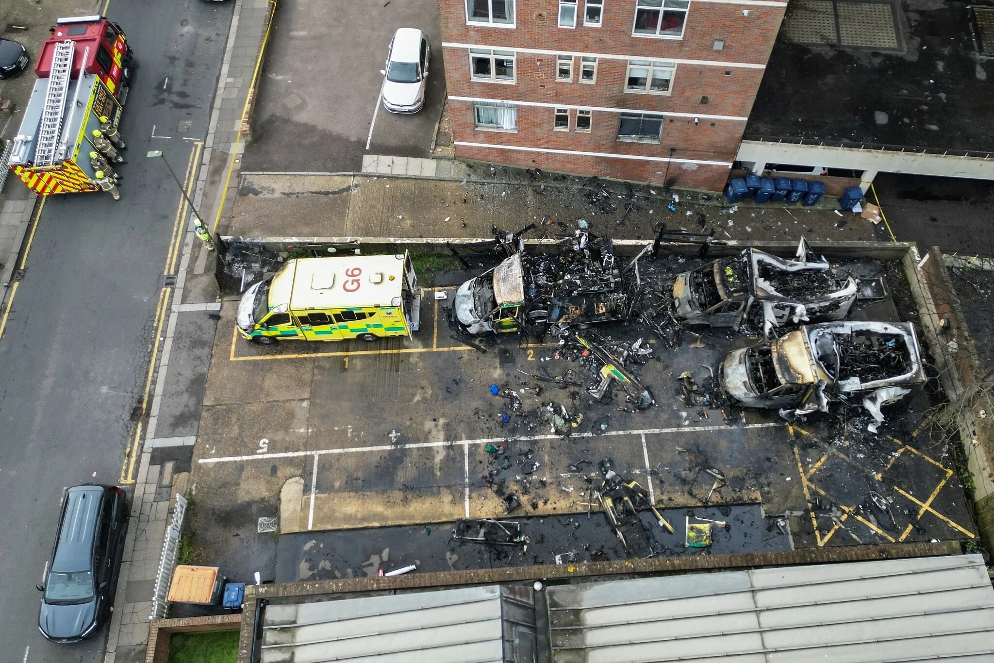 Сгоревшие машины скорой помощи в Голдерс-Грин на севере Лондона после ночного поджога, 23 марта 2026 года