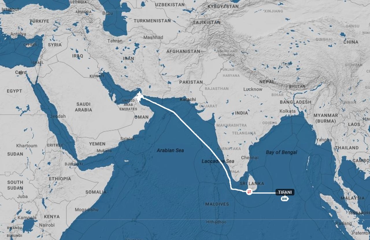 Данные о перемещениях танкера неполны: в районе Ормузского пролива его трек выглядит фрагментарным и хаотичным.