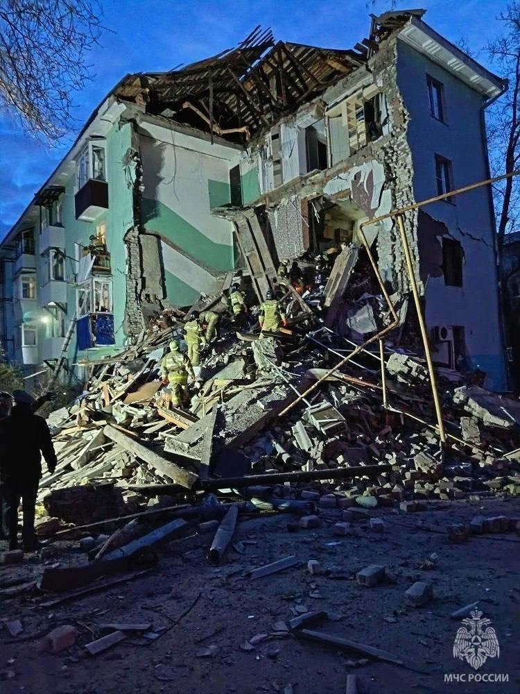 Частично разрушенный жилой дом в Сызрани после налета украинских беспилотников в ночь на 22 апреля 2026 года