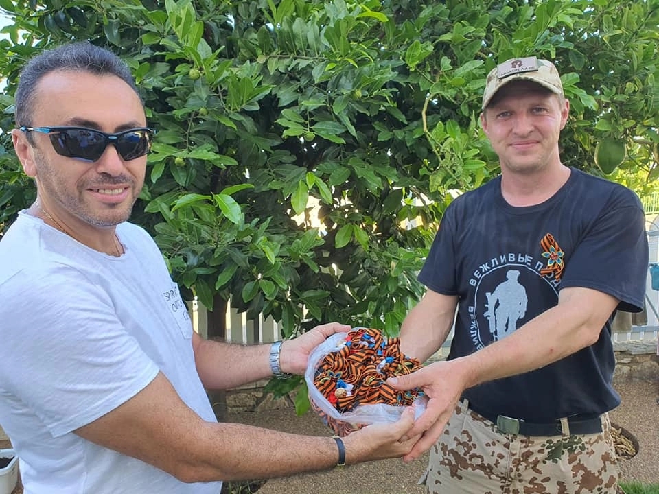 Guy Sandal (left) distributing St. George ribbons in Haifa