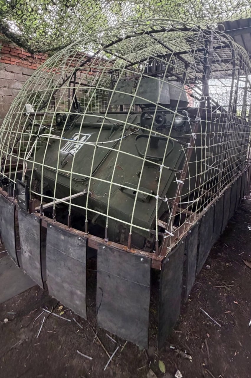Украинский БТР M113 в антидроновом «шаре для хомяка» с резинотканевыми экранами