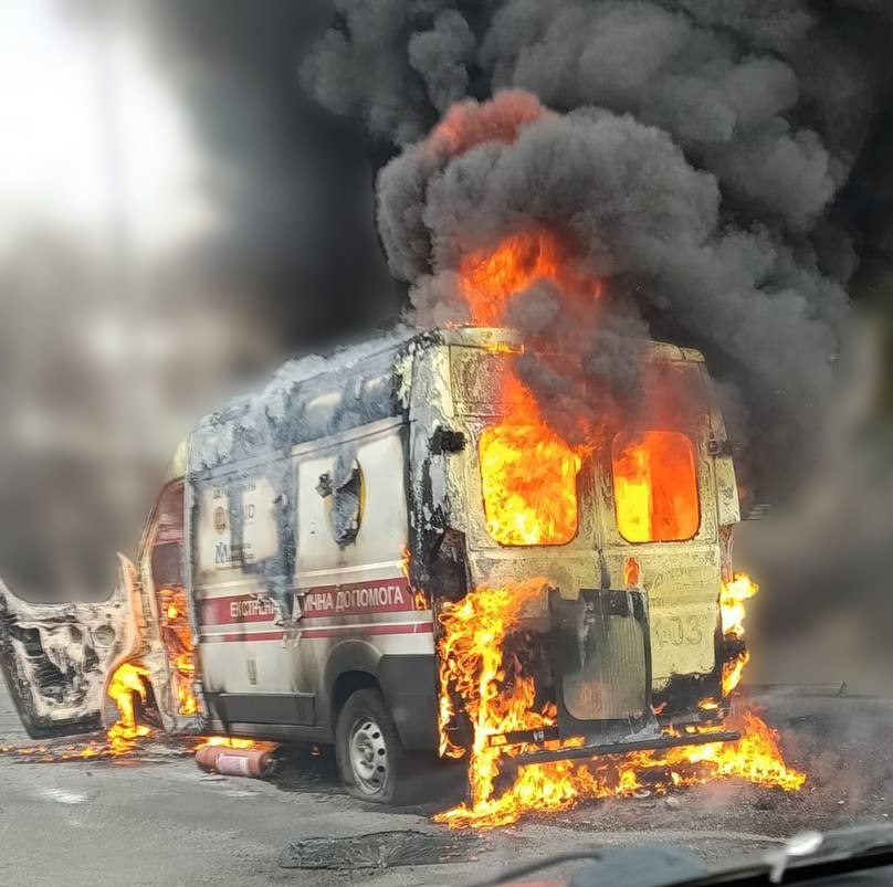 Последствия российского удара по автомобилю скорой помощи в Херсоне 13 сентября 2026 года
