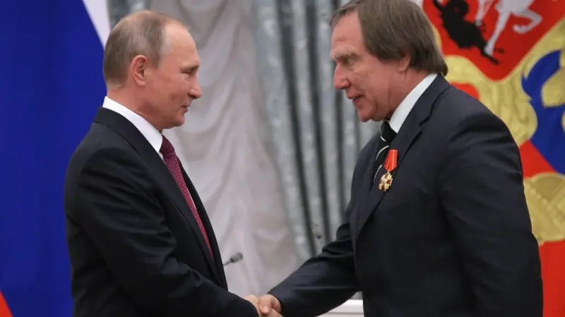 Владимир Путин и Сергей Ролдугин во время церемонии вручения государственных наград в Кремле, 22 сентября 2016 года
