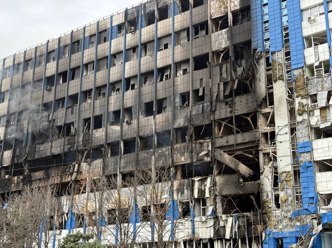 Последствия украинского налета на здание бывшего «Укртелекома» в оккупированном Луганске в ночь на 21 октября 2026 года