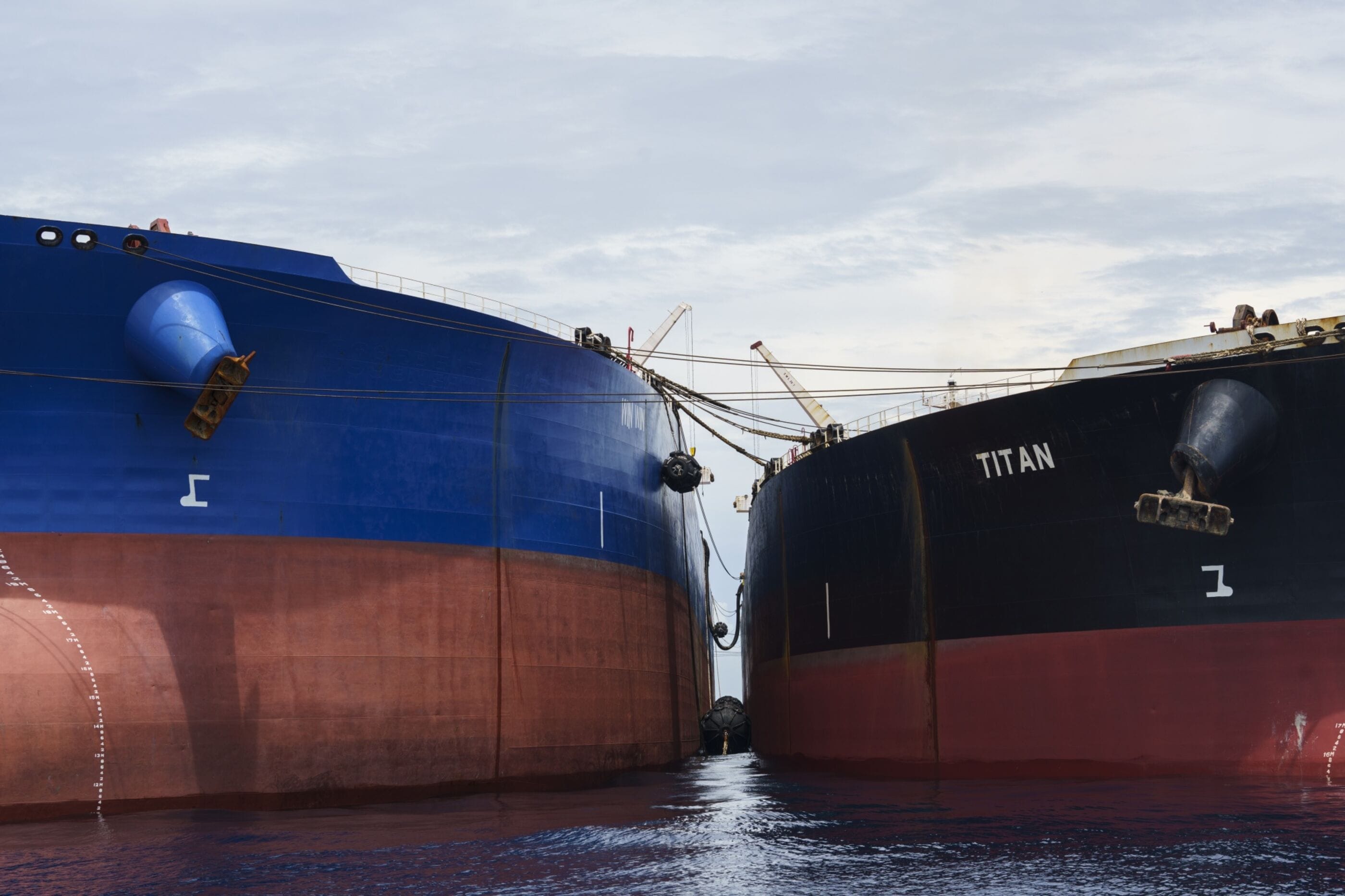 Иранский «теневой флот» перегружает подсанкционную нефть для Китая у берегов Малайзии — Bloomberg