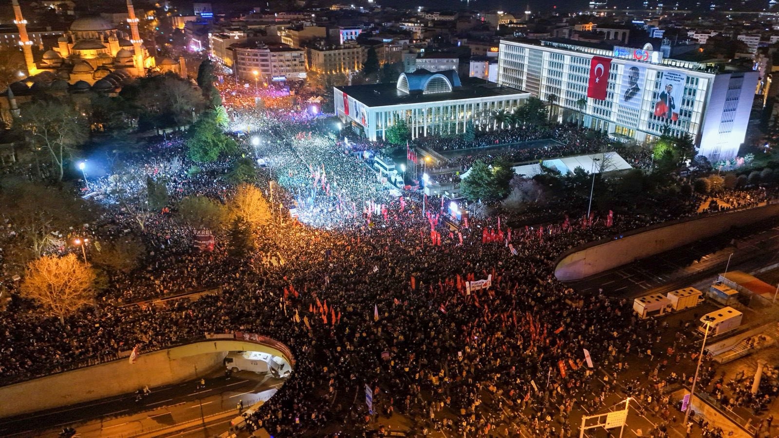 Митинг перед мэрией Стамбула, 23 марта. Фото: Twitter CHP