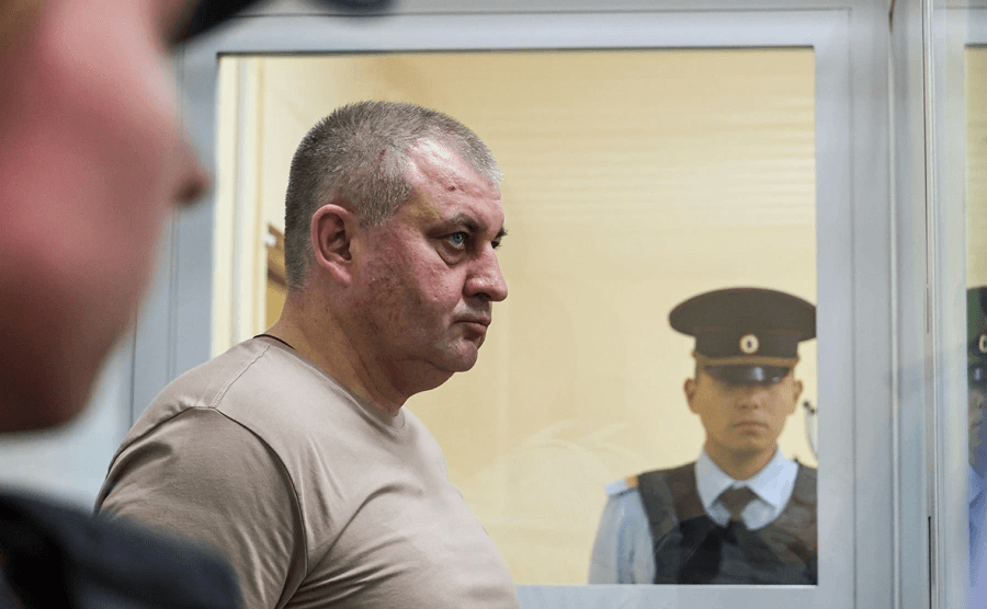 Бывшего начальника главного управления связи ВС РФ приговорили к 7 годам колонии по делу о взятке. Он заявил, что готов идти на фронт