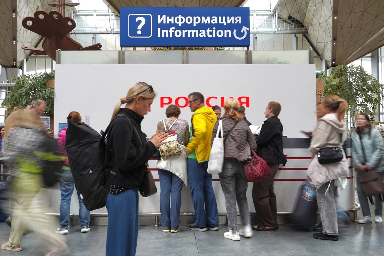 Passengers at St. Petersburg's Pulkovo International Airport during the shutdown this past weekend. Photo: Bumaga.