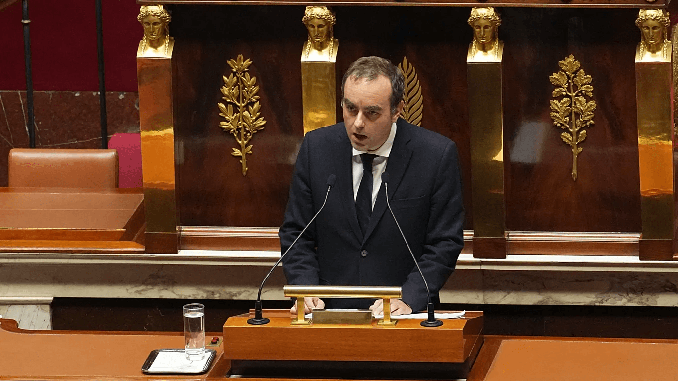 Лекорню объявил о заморозке пенсионной реформы Макрона под давлением левых депутатов