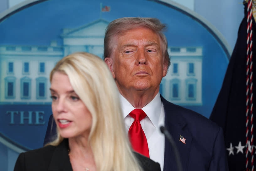 Министр юстиции США Памела Бонди и президент США Дональд Трамп Фото: Jonathan Ernst / Reuters