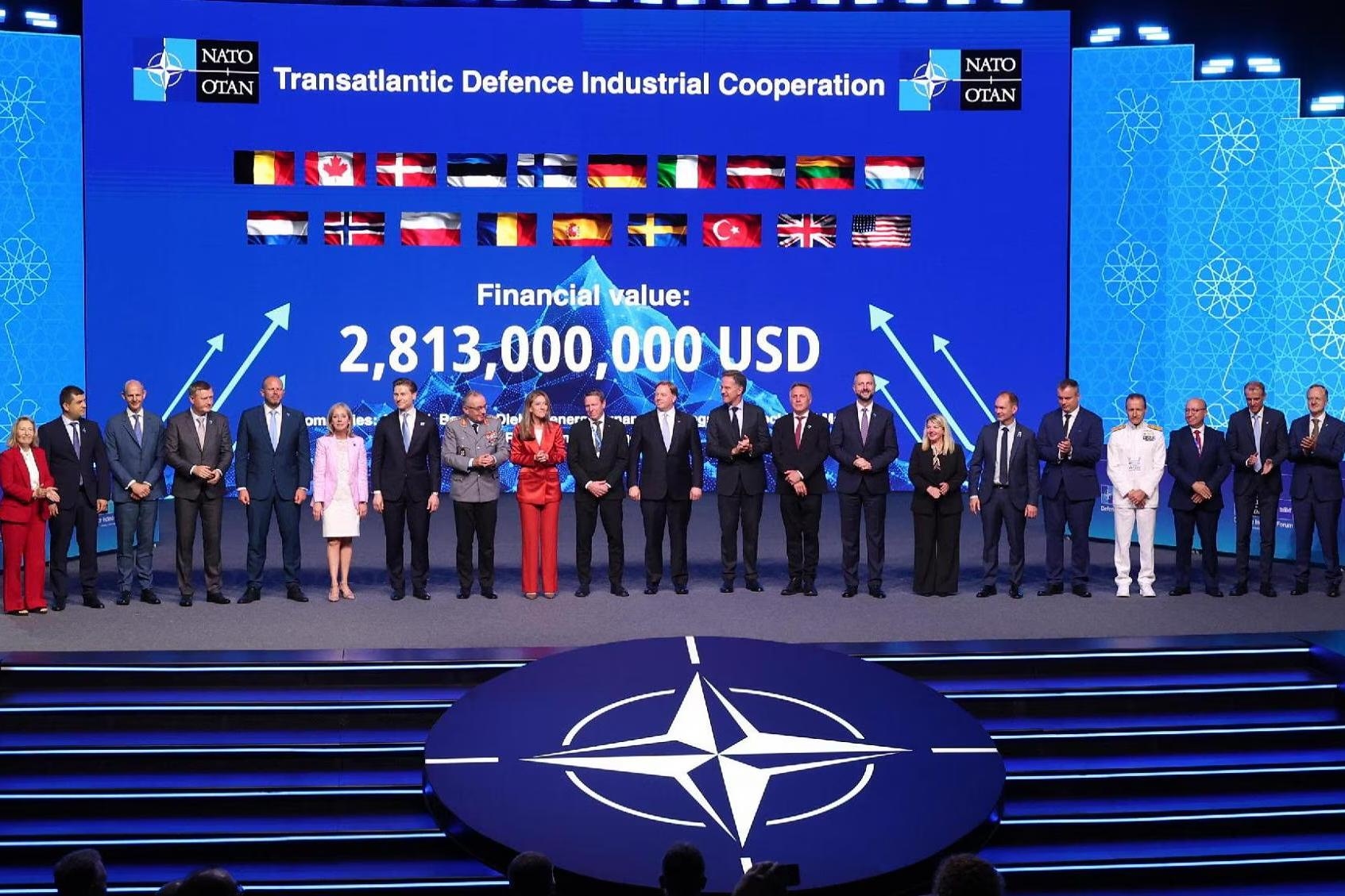 NATO Secretary General Mark Rutte poses with NATO defense ministers and defense industry representatives during the NATO Defense Industry Forum at the NATO summit in Ankara, Turkey, July 7, 2026. Photo: ANSA