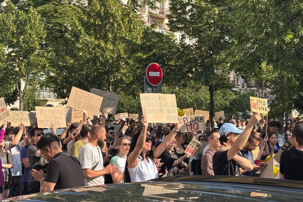 «Не трогай то, что работает». По всей Украине проходят акции против увольнения Фëдорова с поста министра обороны