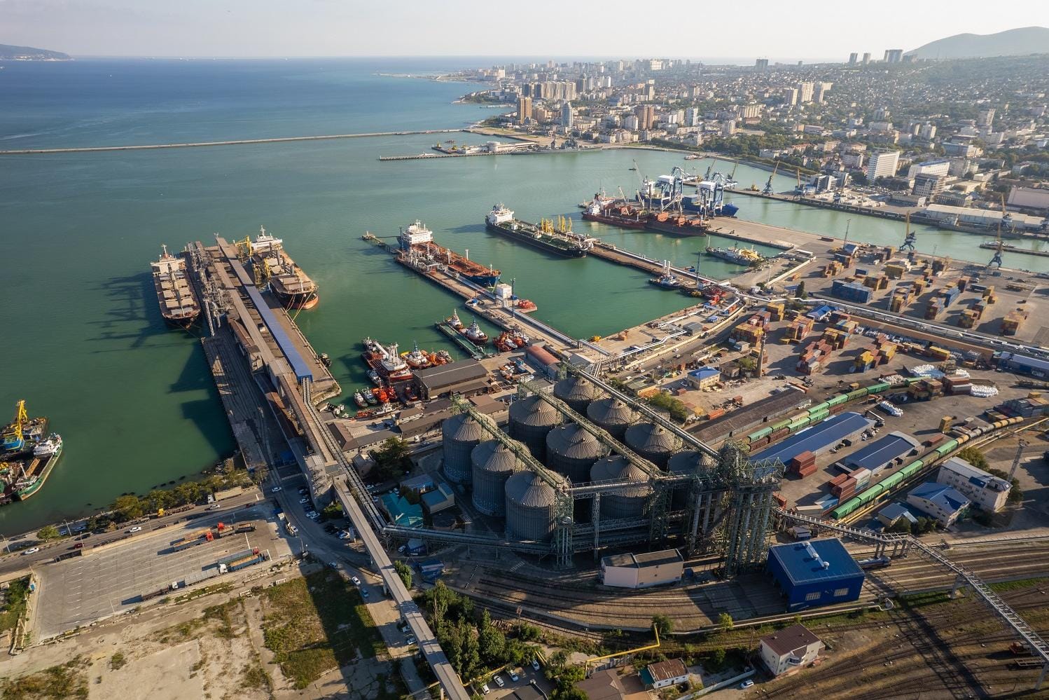 Три российских терминала на Черном море ограничили прием зерна на фоне атак на суда