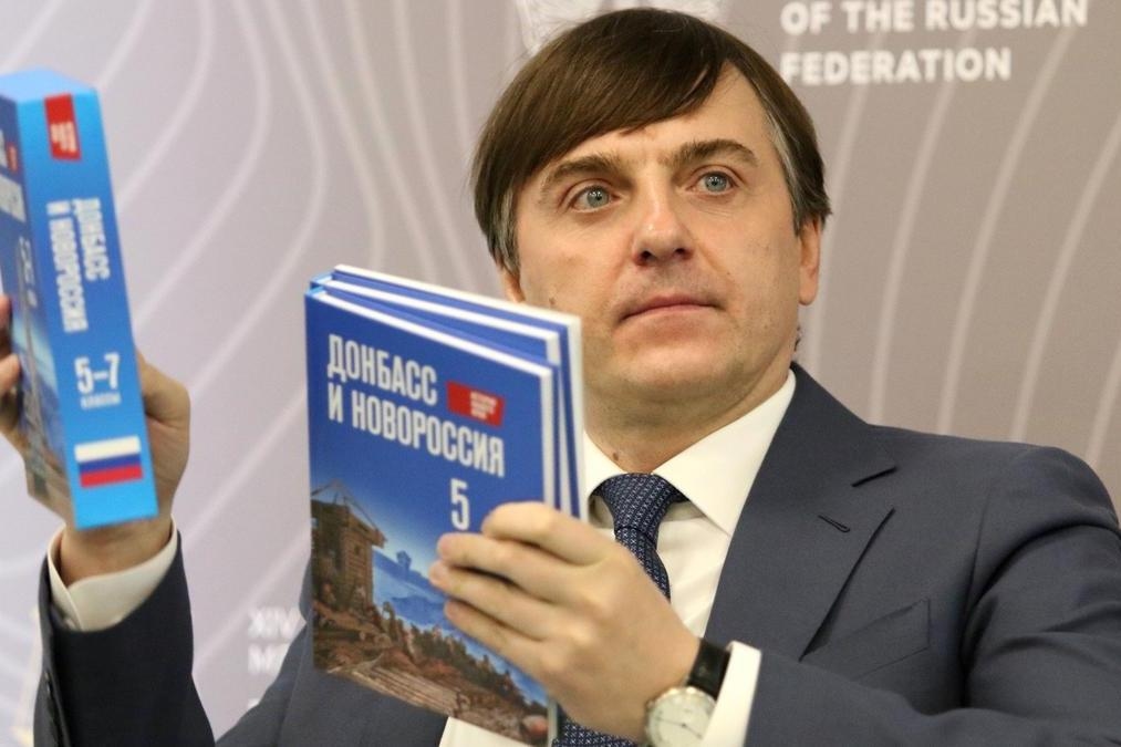 Министр просвещения Сергей Кравцов с новыми учебниками. Фото: ТАСС