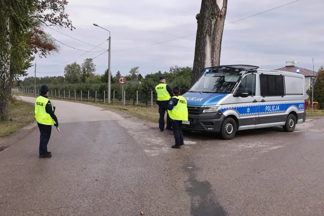 Polish police on duty after a fire at the Starlink terminal in the village of Wola Krobowska. Photo: Albert Zawada / PAP / dpa
