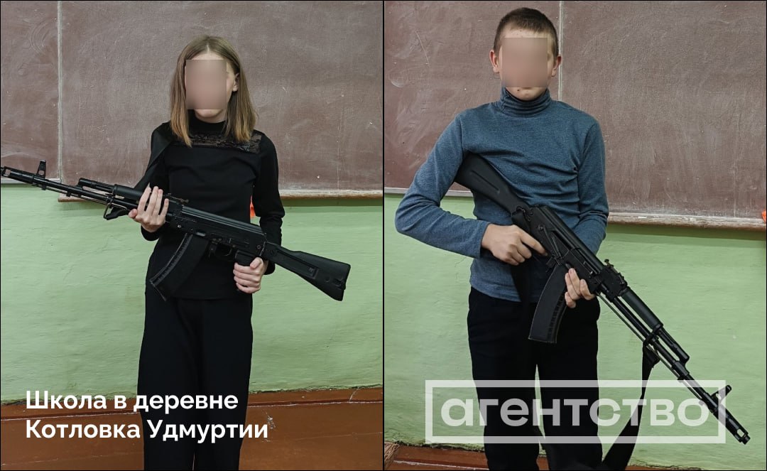 Children pose with Kalashnikov rifles in the village of Kotkovka in Russia's Udmurt Republic / Source: Agentstvo