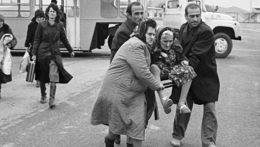 Бакинские беженцы в аэропорту Красноводска, январь 1990 года