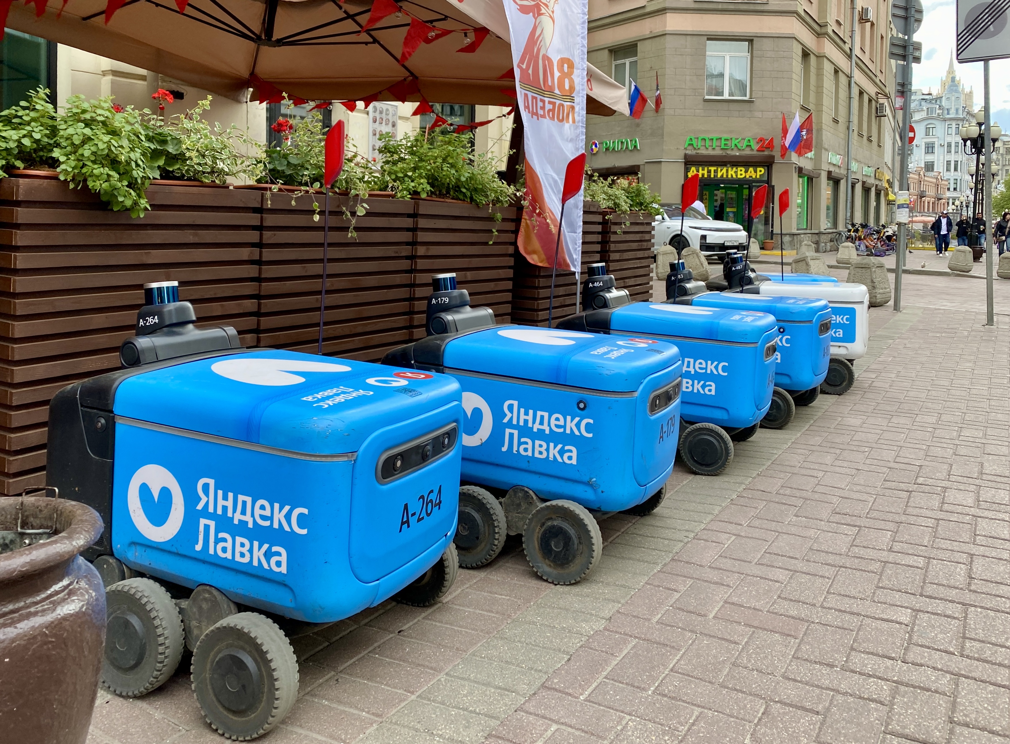 Роботы «Яндекс-лавки» на Арбате