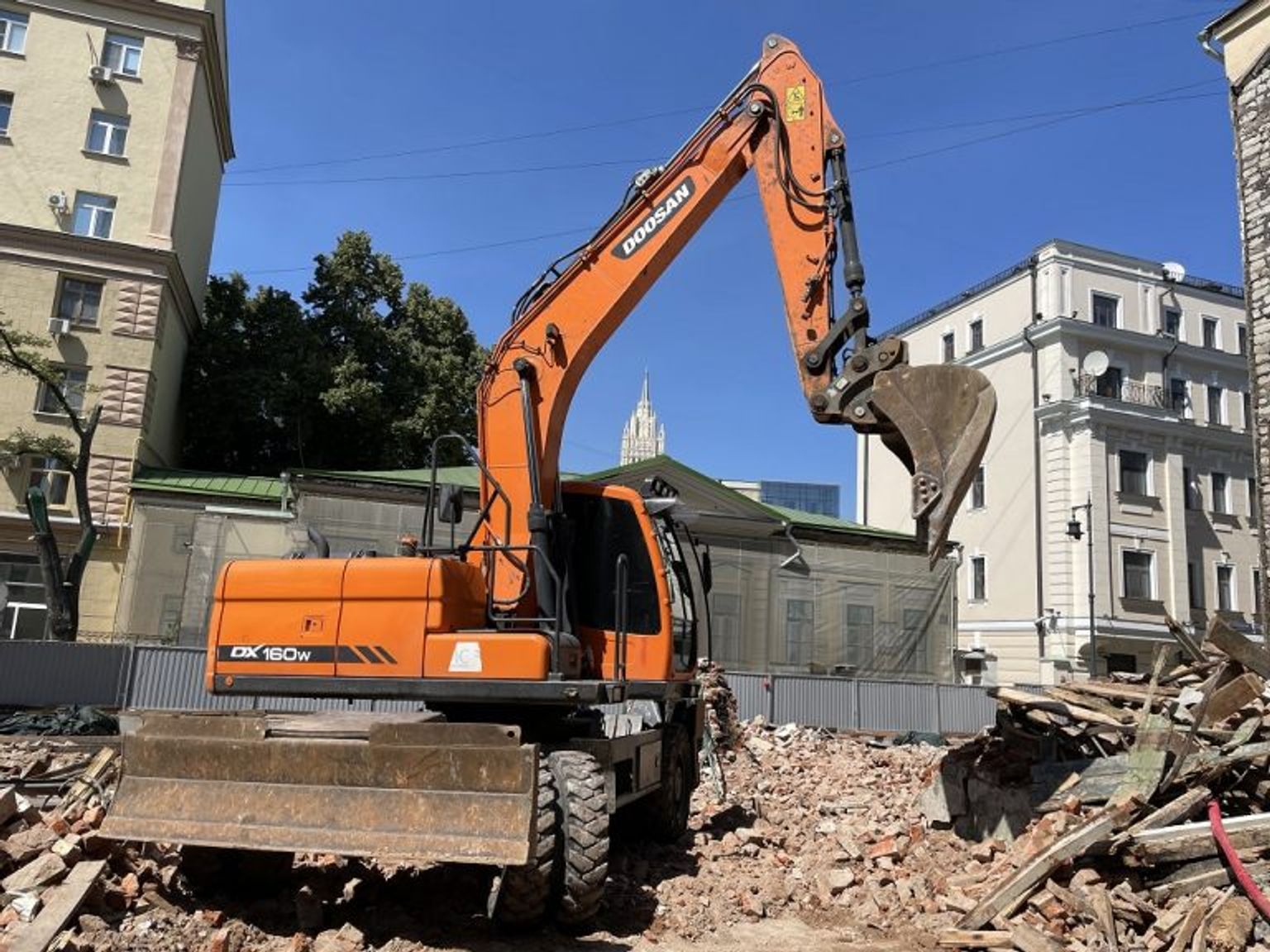 Demolition of a 1903 tenement building on Bolshoy Levshinsky Lane