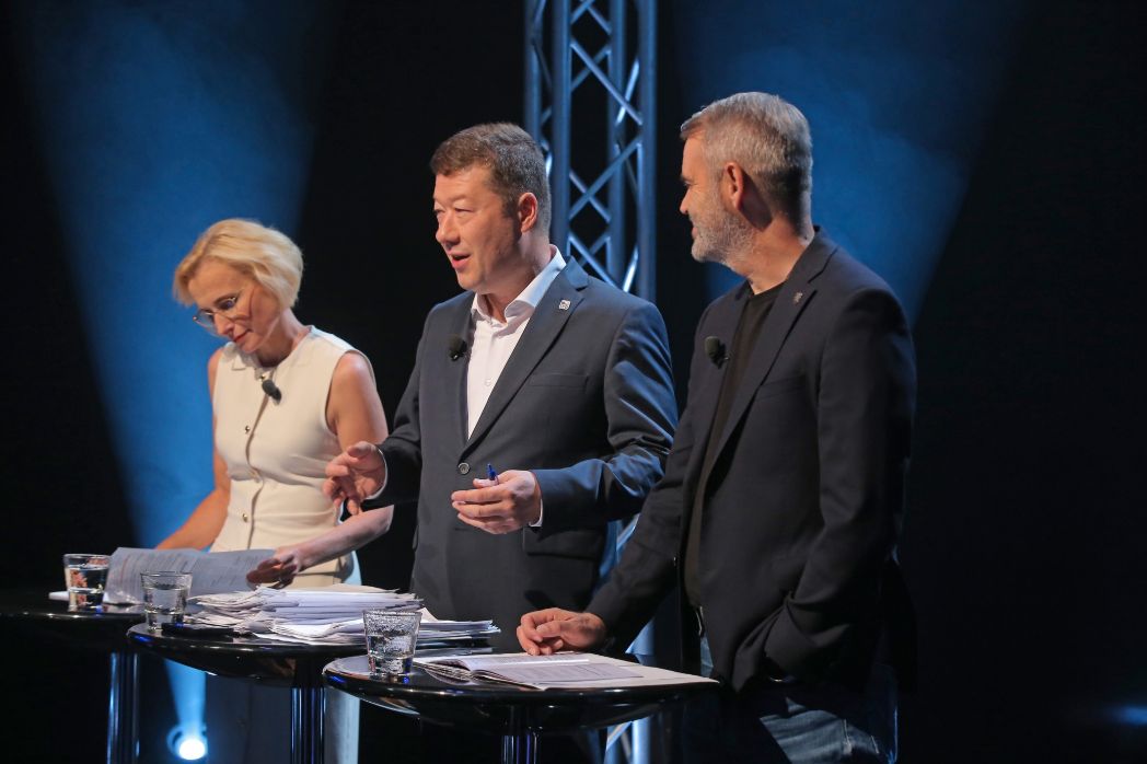 Right-wing populist leader Tomio Okamura (center) and Communist candidate Kateřina Konečná (left) during a televised election debate